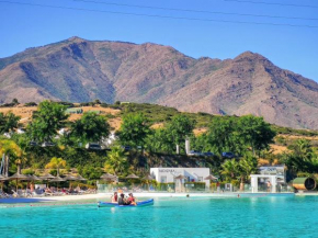 Alcazaba Lagoon Apartment with Private Beach, Pools, Gym, Sauna, Hot Tub & Fully Equipped Kitchen, Casares